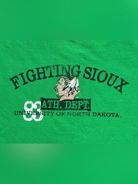 Vintage UND Fighting Sioux Graphic T-Shirt Green LargeUniversity of North Dakota